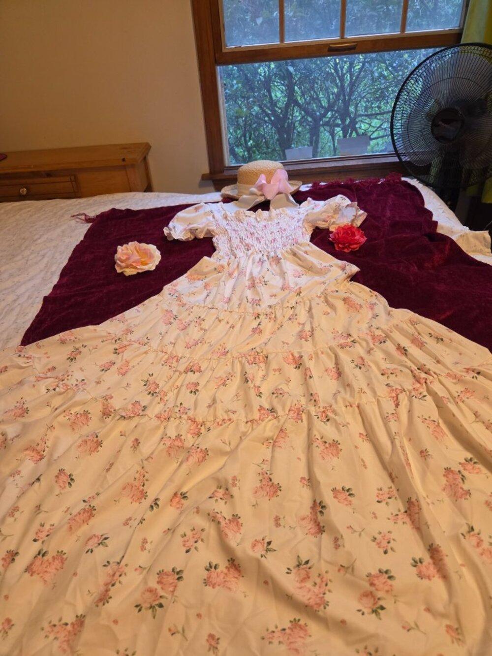 GORGEOUS FULL SWEEP PINK AND CREAM ROSES PERFECTION SZ M-L